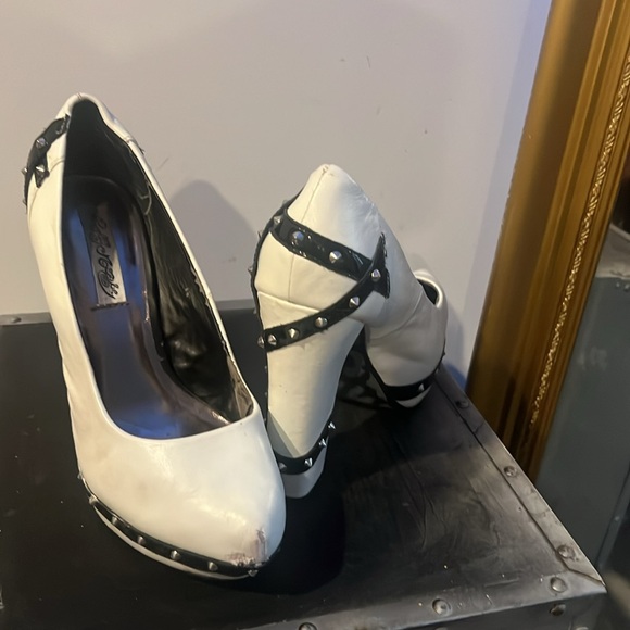 Hard to find Naughty monkey white/black studdedd punk 5” chunky stileto heels! - Picture 3 of 4